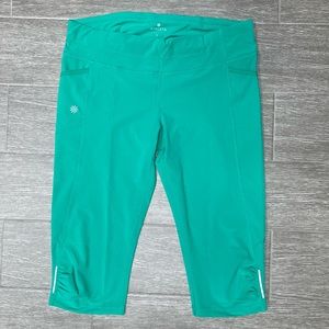 Athleta Dobby Be Free Knicker Capri (Size L)